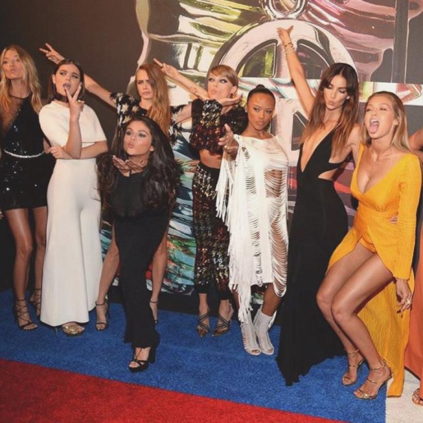 Taylor Swift und ihre berühmte Mädels-Clique hatten bei den gestrigen VMAs ordentlich Spaß!