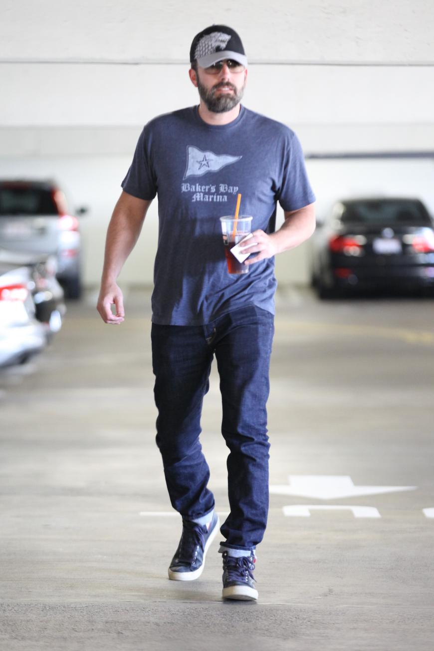 Ben Affleck mit Kaffee - dafür ohne Ehering unterwegs in Brentwood, Kalifornien.