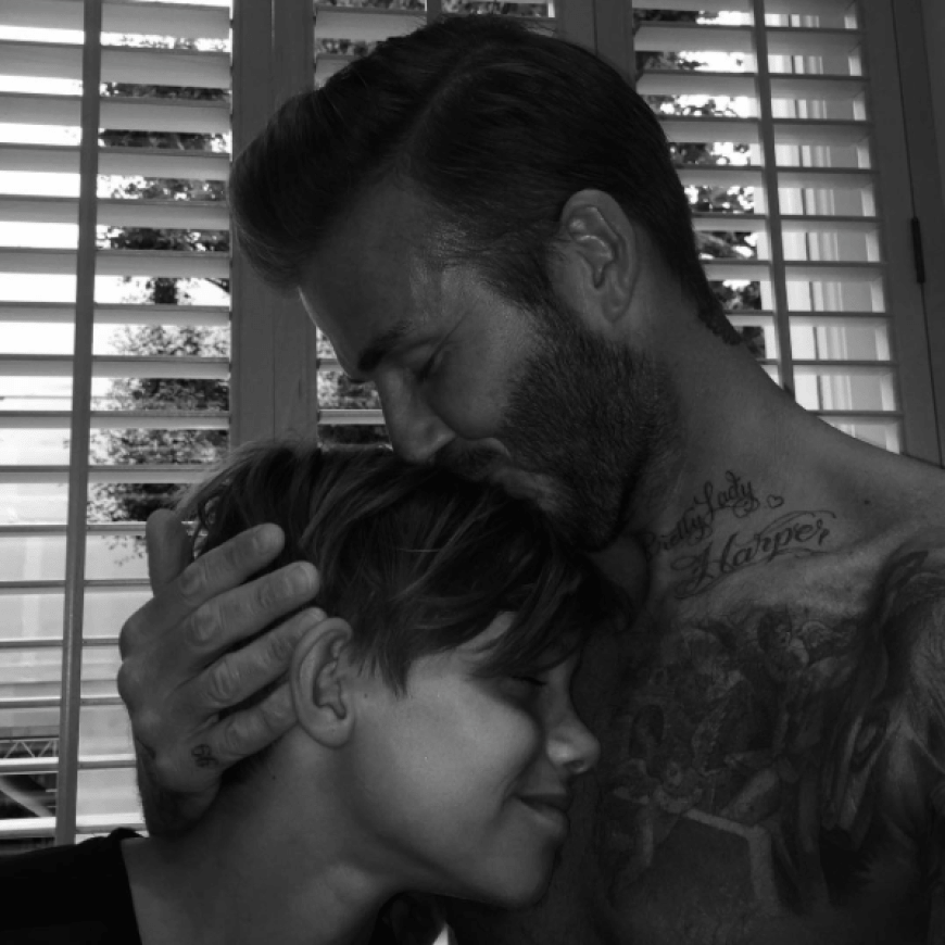 Echte Männerliebe! Dicker Schmatzer von Papa David an Söhnchen Romeo.