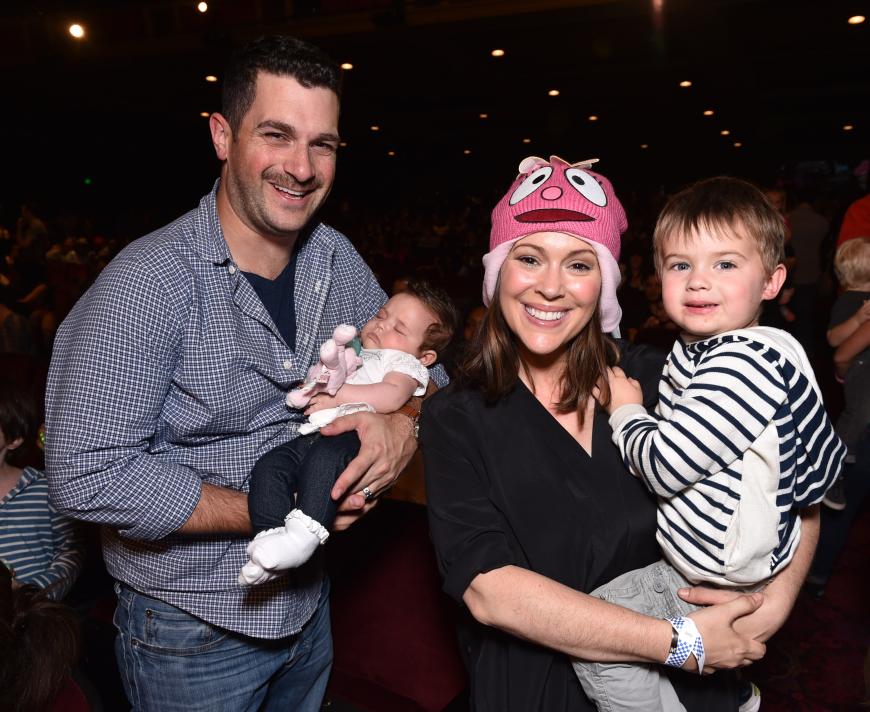 Happy Family: Dave Bugliari mit Töchterchen Elizabella im Arm, Alyssa Milano und Söhnchen Milo.