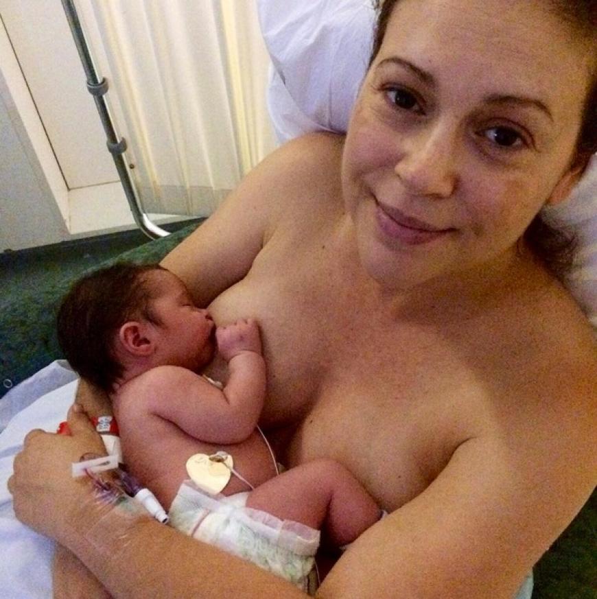 Ein Jahr nach der Geburt postet die Sängerin und Schauspielerin Alyssa Milano dieses Foto von sich und ihrer Tochter.