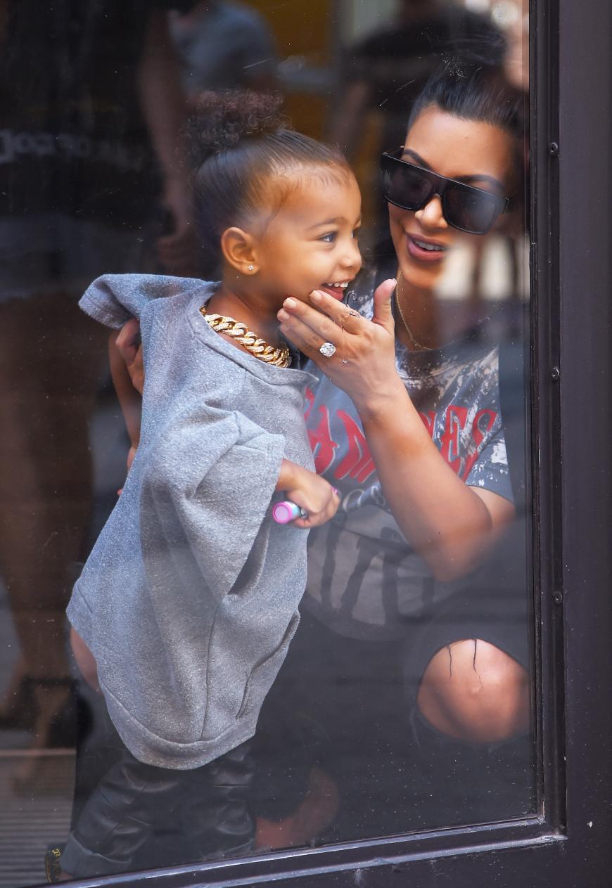 Nori zieht vor den wartenden Paparazzi ihre eigene süße Show ab. Da kann sich selbst Mama Kim das Lachen nicht verkneifen.
