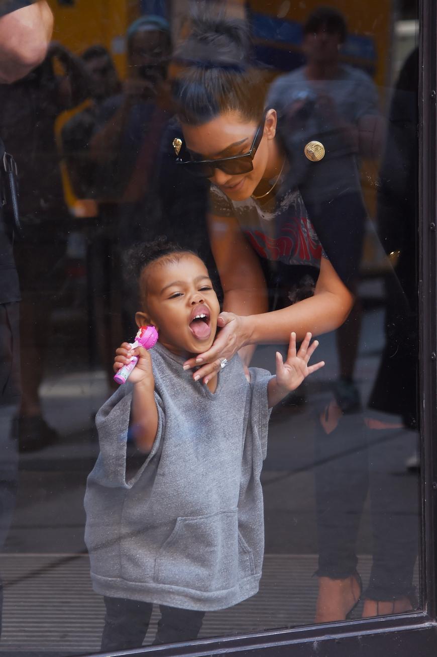 Auf Papa warten ist langweilig und so vertreibt sich North West die Zeit in den Milk Studios in New York. Bäh!