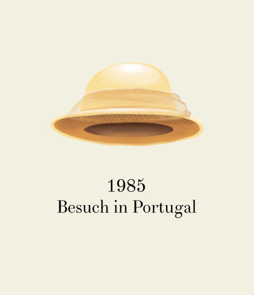 Nach Portugal reiste sie mit einem Hut im Imker-Stil