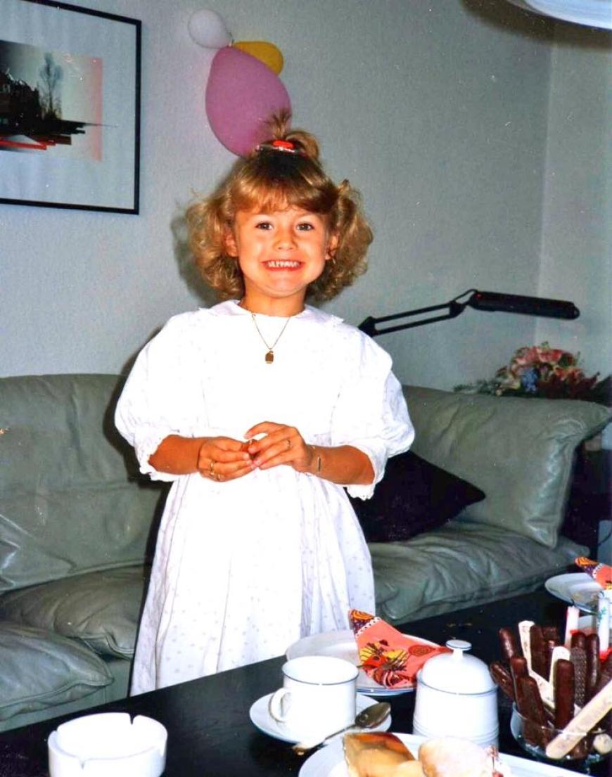 Dieses süße, vierjährige Küken sorgt 23 Jahre später als sportliches Model und in Trash-Formaten wie dem