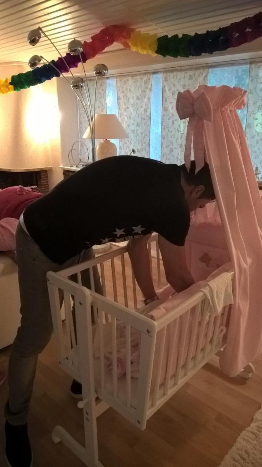 Süßer Papa: Lucas Cordalis bringt die kleine Sophia ins Bettchen.