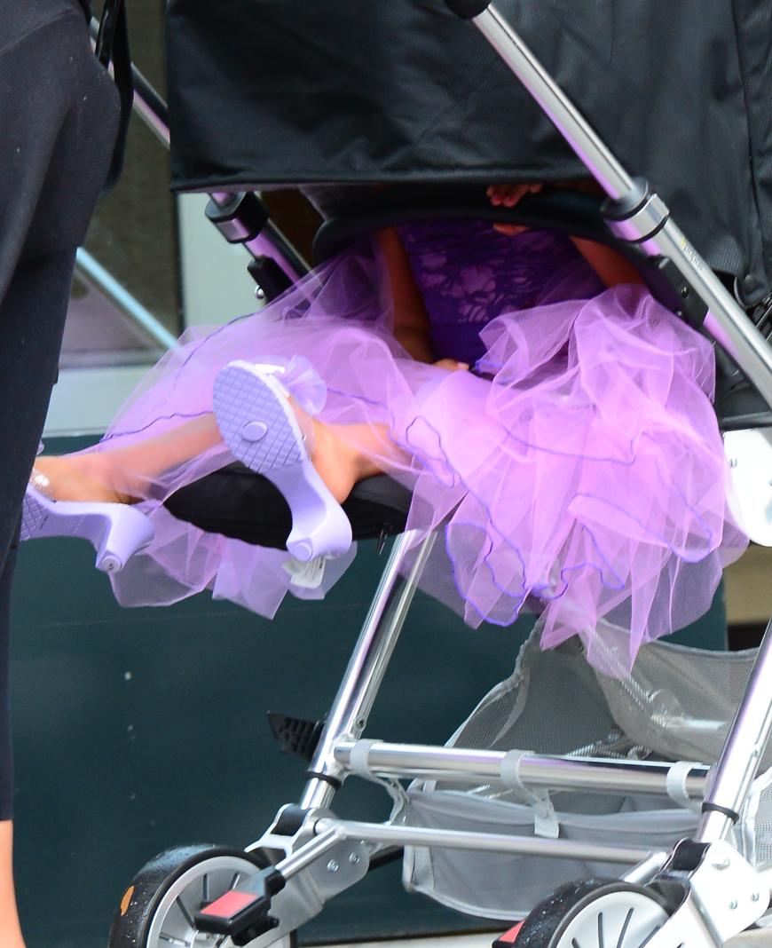 Guckuck! North West möchte wie alle kleinen Mädchen am liebsten eine Prinzessin sein.