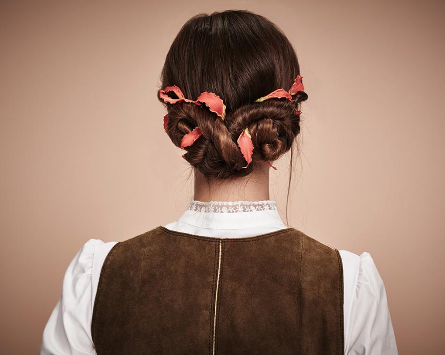 Die Haare sollten hierfür schulterlang sein.