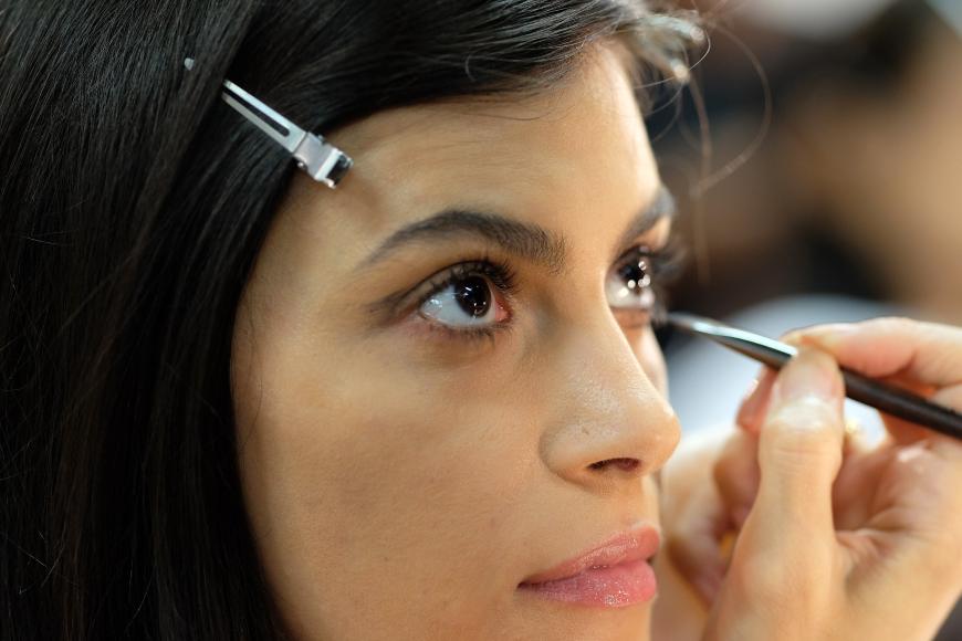 Alisar Ailabouni in der Maske auf der New York Fashion Week.
