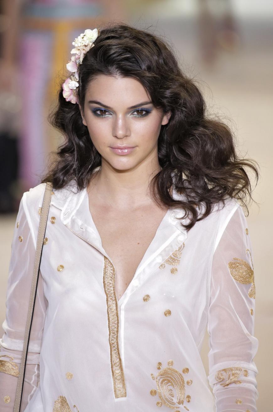 Kendall Jenner zeigt ihr Brustwarzenpiercing auf der Fashion Week in New York.