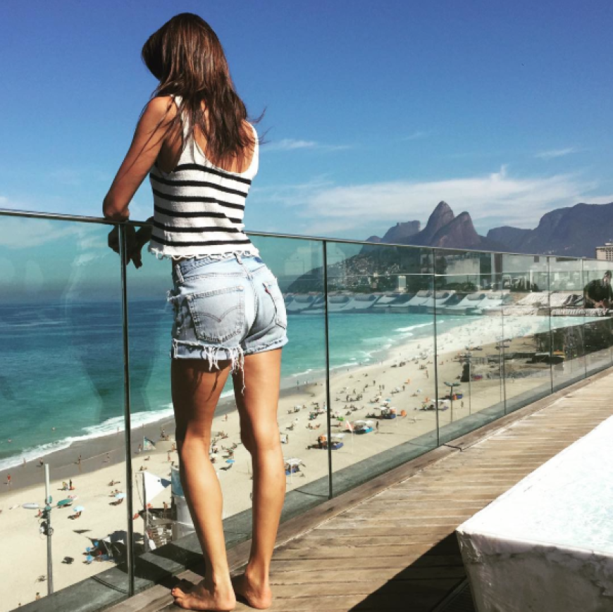 Auch beliebt bei Stars wie Alessandra Ambrosio: Rückenansicht und dabei ein verträumter Blick in die Ferne. Natürlich gaaaanz zufällig fotografiert.
