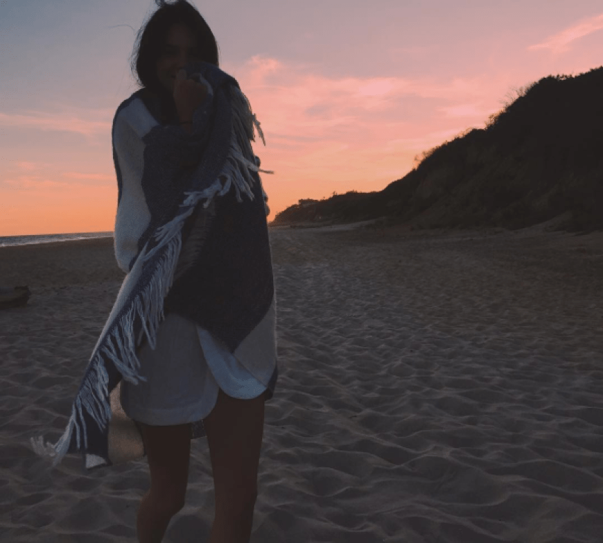 So sieht ein spontaner Schnappschuss von Kendall Jenner am Strand aus. Perfekt eingekuschelt in eine hübsche Decke und natürlich top gestylt.