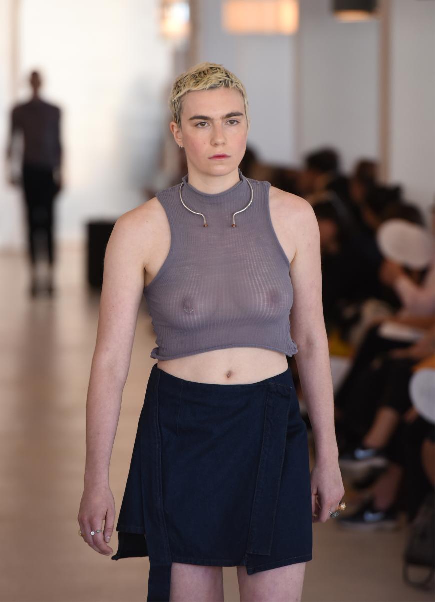 Lena Dunham-Schwester Grace lässt für Eckhaus Latta tief blicken.
