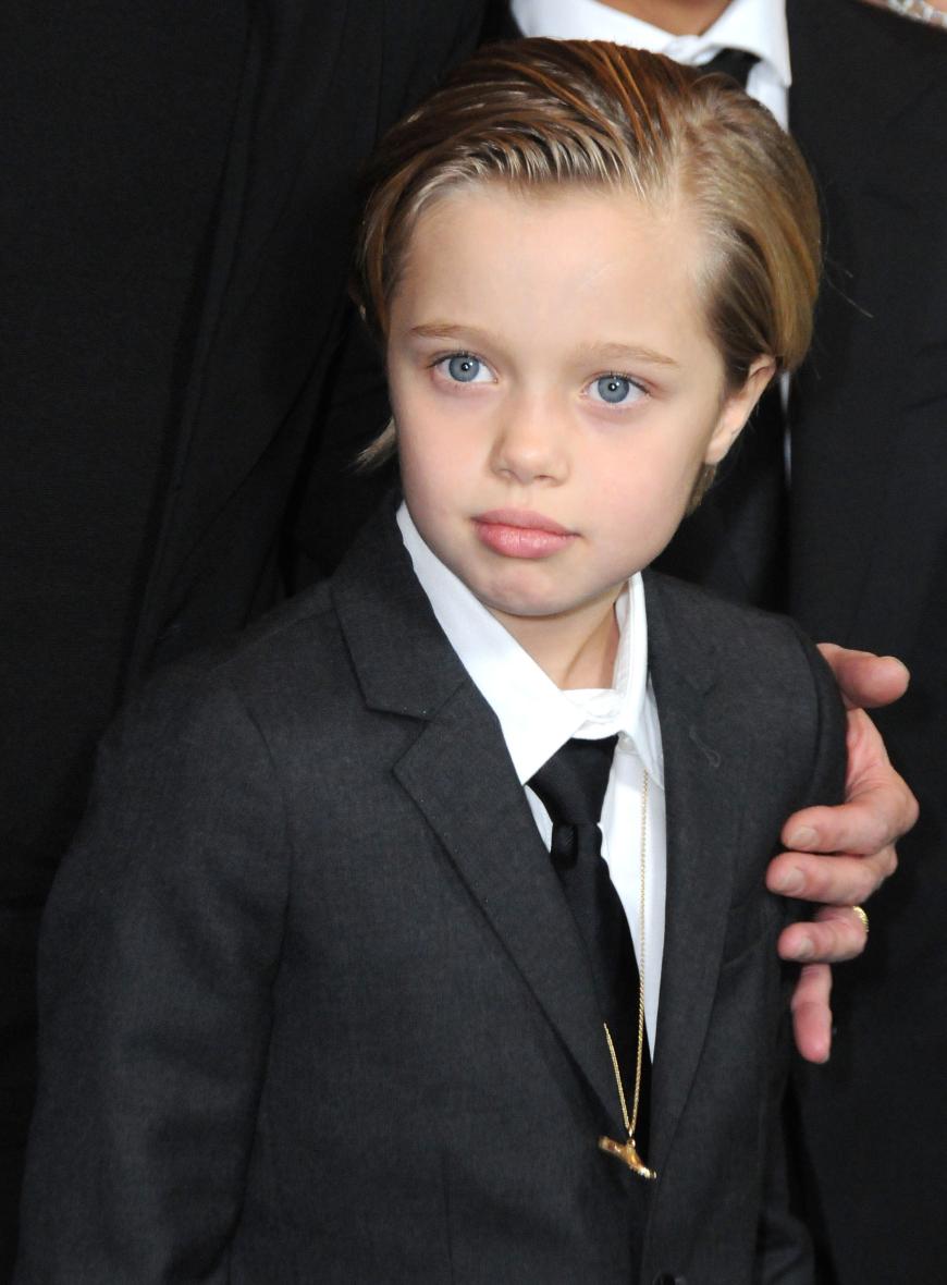 Zurück gegelte Haare, Anzug, Krawatte: Shiloh Jolie-Pitt kleidet sich wie ein Junge und möchte lieber