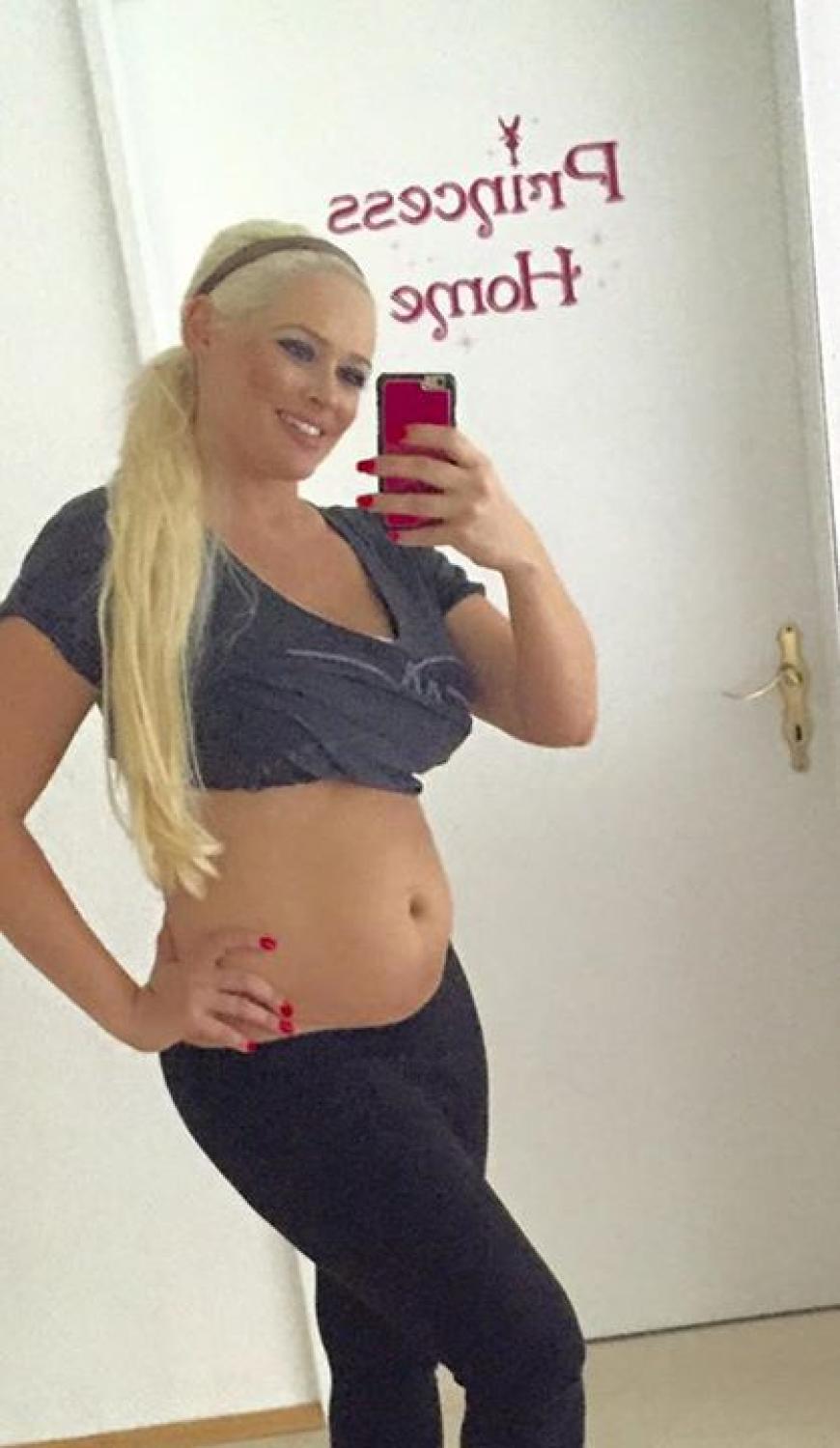 Strike a Pose! Daniela Katzenberger zeigt ihren After-Baby-Bauch vier Wochen nach der Geburt von Baby Sophia.