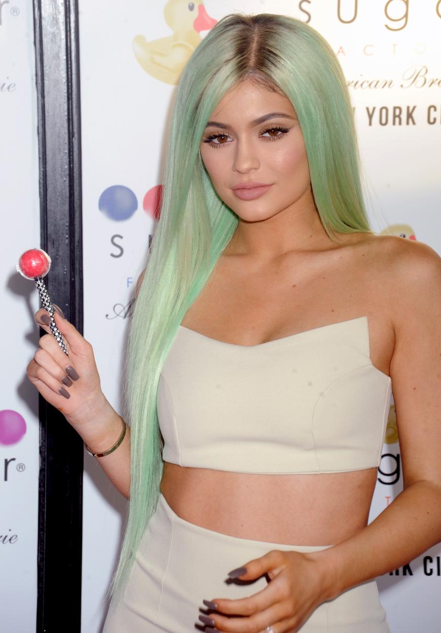 Lange hält es Kylie Jenner nicht mit einer Haarfarbe aus. Diese Woche trägt der Kardashian-Spross grün.