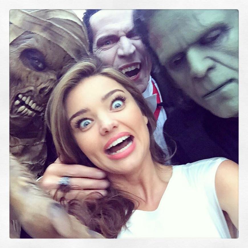 Die Schöne und die Biester: Topmodel Miranda Kerr posiert mit ihren Kumpels aus dem Gruselkabinett, um auf ihr neuestes Shooting aufmerksam zu machen. Wir sind jetzt schon monstermäßig gespannt!