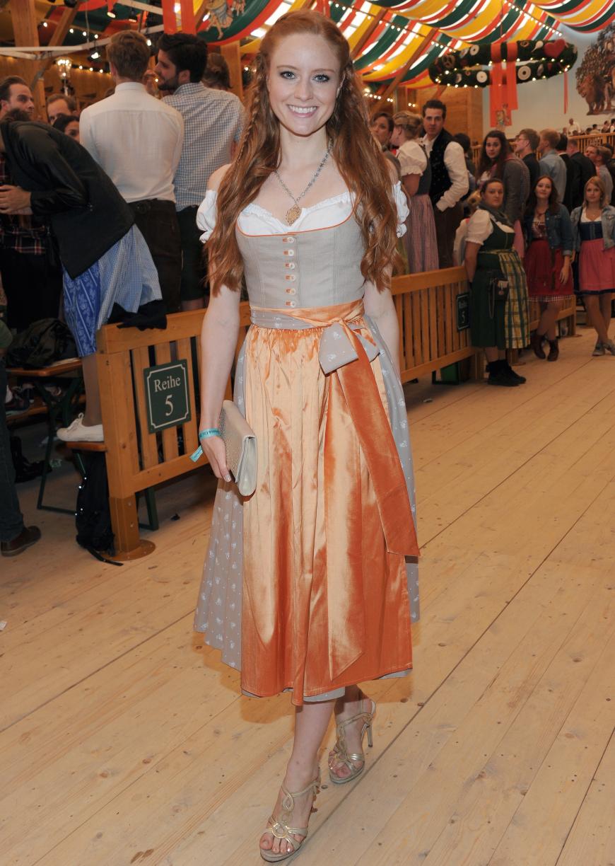 Model Barbara Meier, 29, überzeugt nicht nur mit ihrem Lächeln, sondern auch ihrem traumhaften Dirndl, das farblich perfekt zu ihren roten Haaren passt!