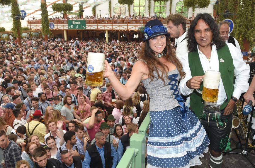 Schauspielerin Christine Neubauer, 53, hat als Begleitung für die Wiesn Freund José Campos mitgebracht.