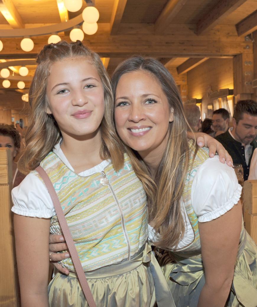 Wie die Mama, so die Tochter! Gemeinsam besuchten Dana Schweiger, 47, und ihre jüngste Tochter Emma, 12, das Oktoberfest - nur Papa Til Schweiger, 51, fehlte.