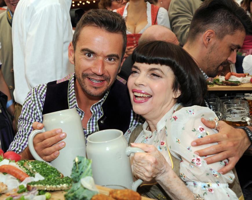 Ui ui ui! Florian Silbereisen, 34, in inniger Umarmung mit Sängerin Mireille Mathieu, 69!
