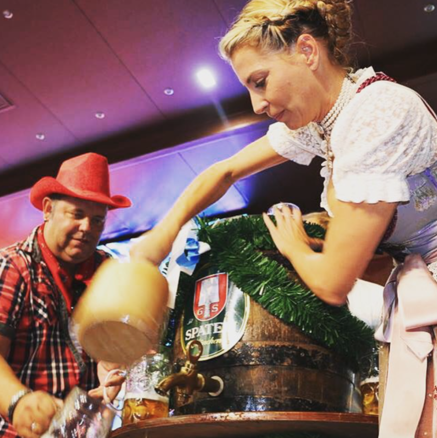 O`zapft is! Selbst ist die Frau denkt sich wohl Giulia Siegel, 40, und sticht das erste Fass Bier einfach selber an!