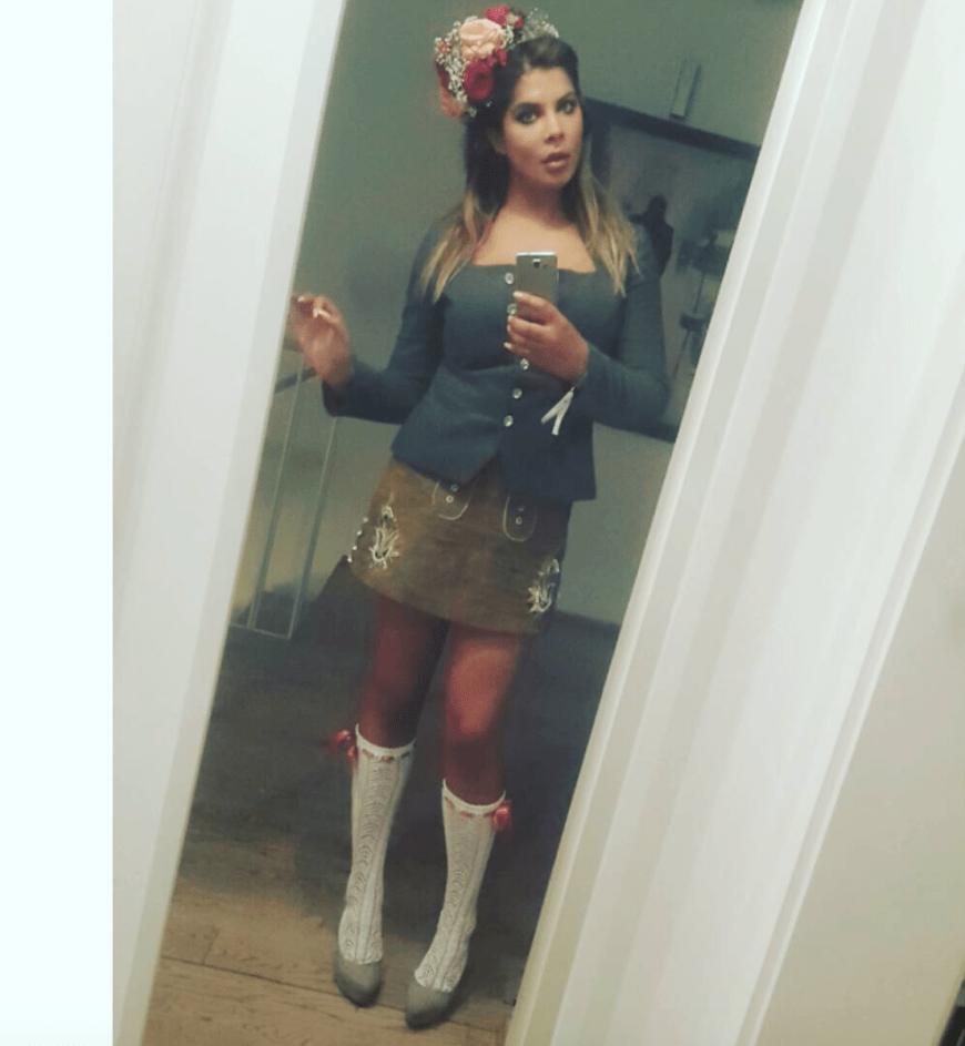 Lederrock, statt Lederhose! Im knappe Mini präsentiert sich Sängerin Indira Weiß, 35. Sie ist definitiv bereit für die Wiesn 2015.