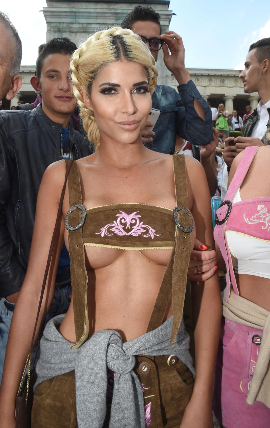 Verhältnismäßig bedeckt präsentierte sich Micaela Schäfer, 31, an Tag 1 des Münchner Oktoberfestes...