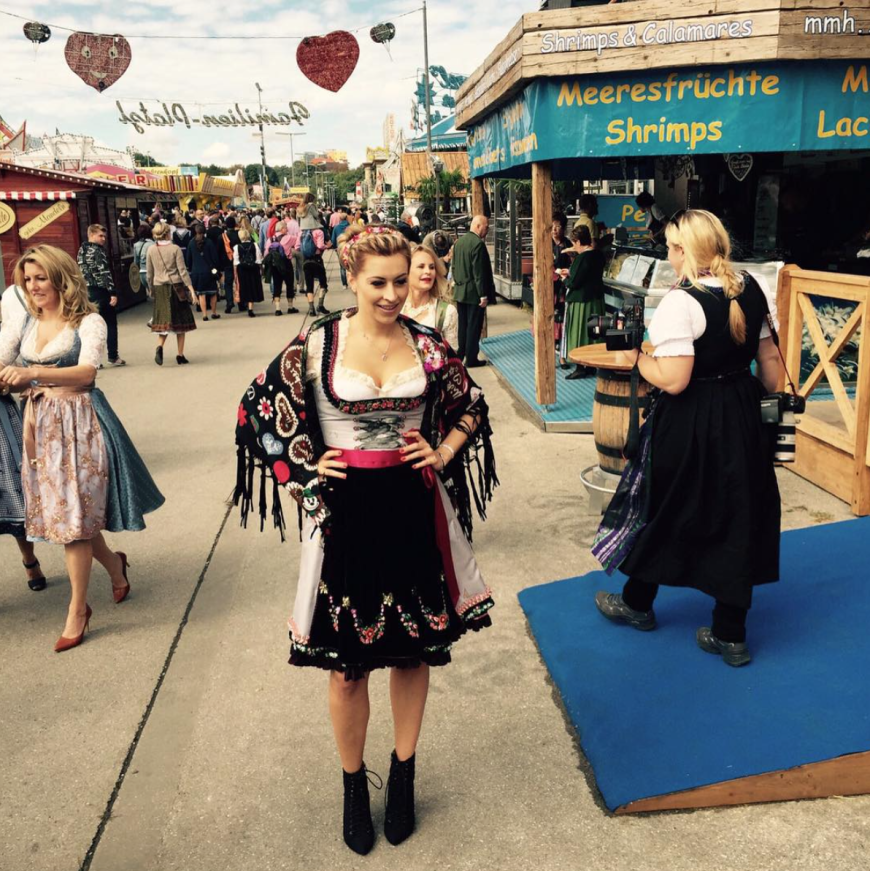 Die Pose sitzt schon mal! Verena Kerth, 34, freut sich riesig auf den Startschuss für das Oktoberfest 2015!