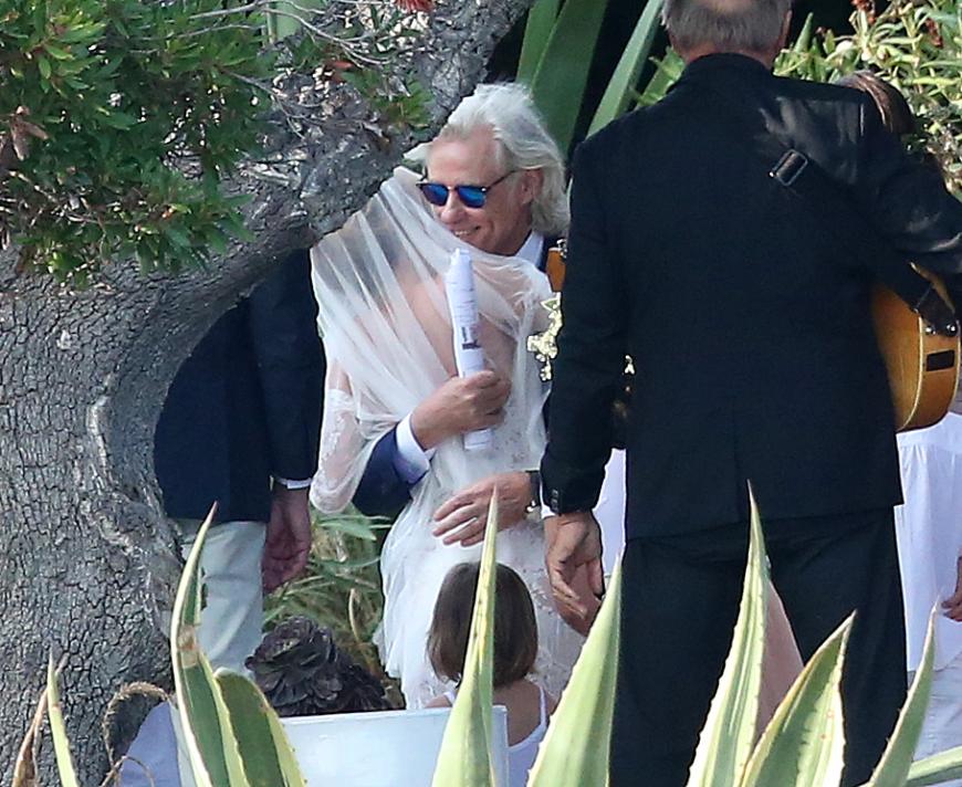 Bob Geldof strahlt vor Glück, als er seine Braut Jeanne Marine empfängt.