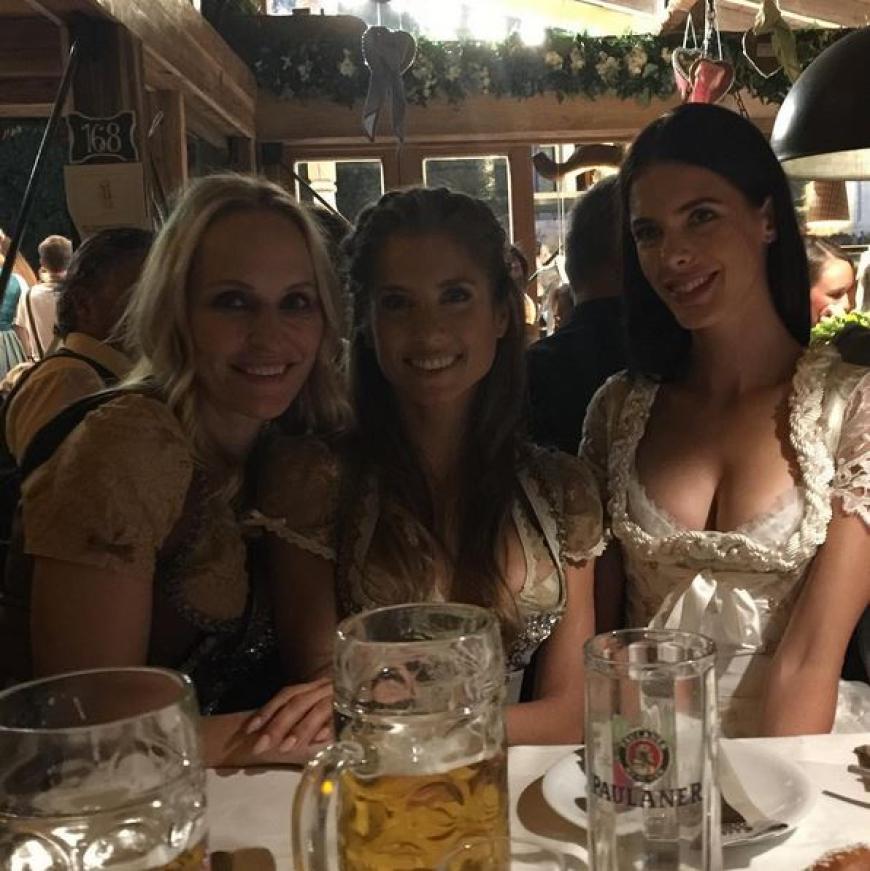 Cathy Hummels genießt ihre Mädelsrunde beim Oktoberfest.