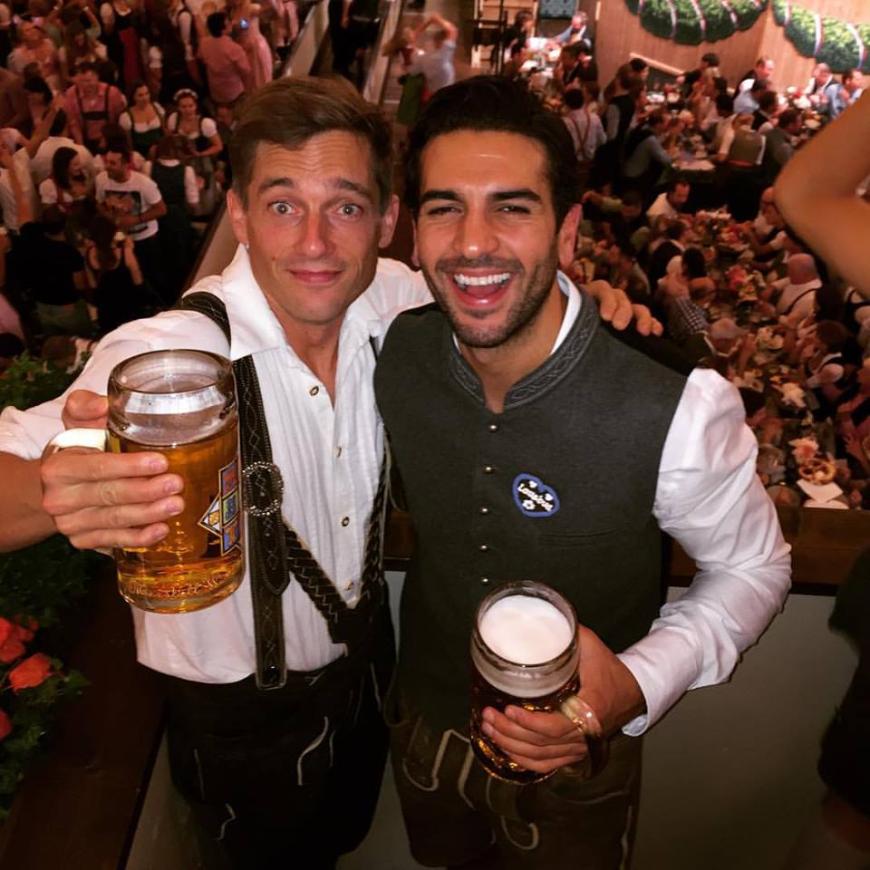 Pause von der Kinotour: Elyas M'barek feiert auf dem Oktoberfest mit Volker Bruch.