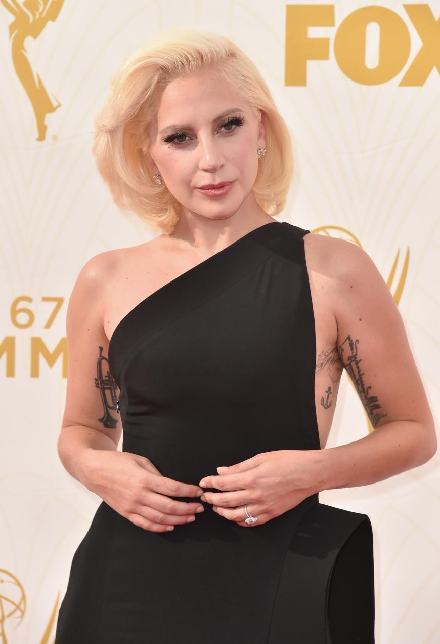 Lady Gaga brillierte in einem One-Shoulder-Dress.