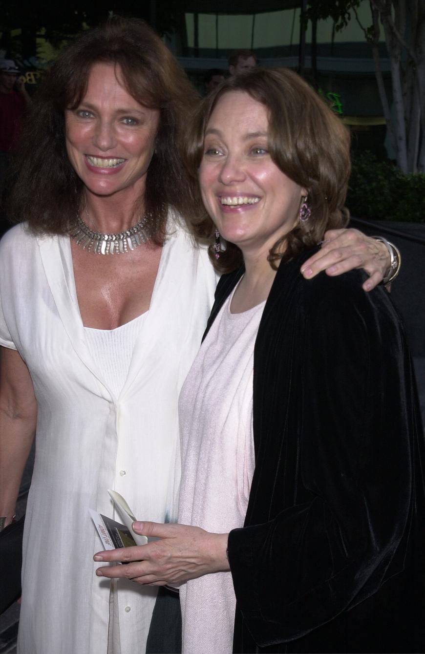 Angelina Jolies Mutter Marcheline Bertrand (rechts) zusammen mit Schauspielerin Jacqueline Bisset auf einer Filmpremiere im Jahr 2001.