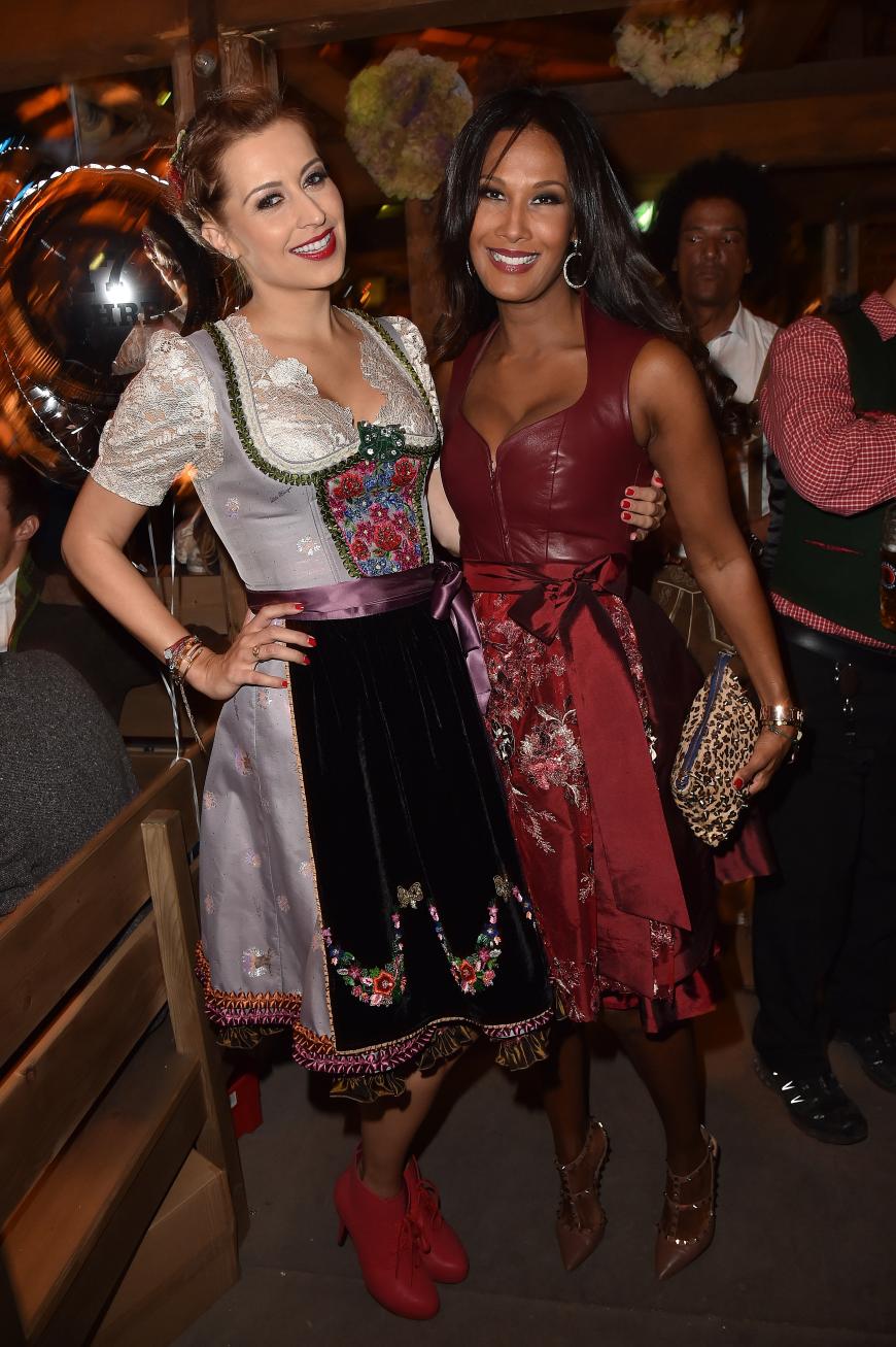 Nanu, das kennen wir doch: Model Marie Amière trug das gleiche Dirndl wie Sarah Kern - bei der gleichen Veranstaltung. Leo-Clutch und Nietenpumps machten den Look leider auch nicht besser. Dafür strahlte Verena Kerth in einem zauberhaften knielangen Dirndl mit schöner Spitzenbluse.