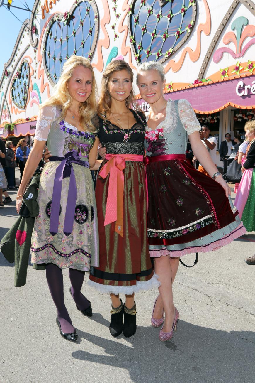 Nadja Fürstin zu Schaumburg-Lippe, Cathy Hummels und Dr. med. Barbara Sturm vor dem Festzelt Marstall - allesamt in zauberhaften Wiesn-Looks. Eine farblose Strumpfhose hätte der Fürstin jedoch besser gestanden.
