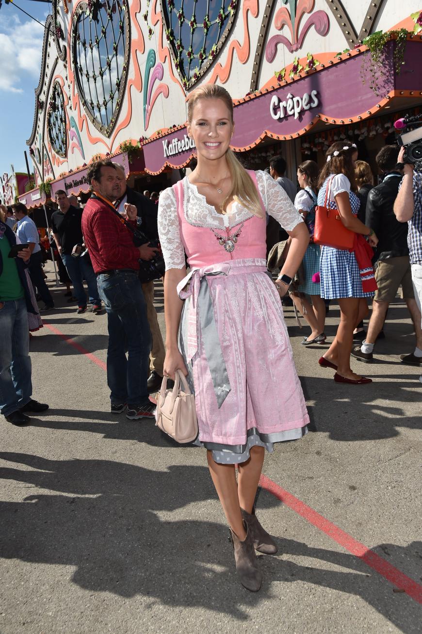 Monica Ivancan ist in freudiger Erwartung auf Baby Nummer 2. Ob das süße rosafarbene Dirndl wohl ein Hinweis aufs Geschlecht ist?