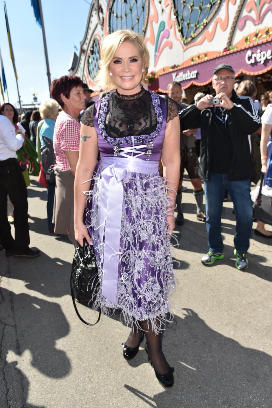 Schwierig auch das Dirndl mit Federn und schwarz-transparenter Spitzenbluse, das Claudia Effenberg vor dem Marstall-Zelt trug. Die Smokey Eyes gehören eher in die Disko.