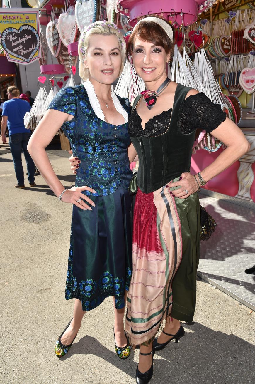Währenddessen hatte das Dirndl von Kriemhild Siegel ein bisschen was von Hausfrau. Anna Maria Kaufmann erinnerte mehr an Esmeralda als an Heidi.