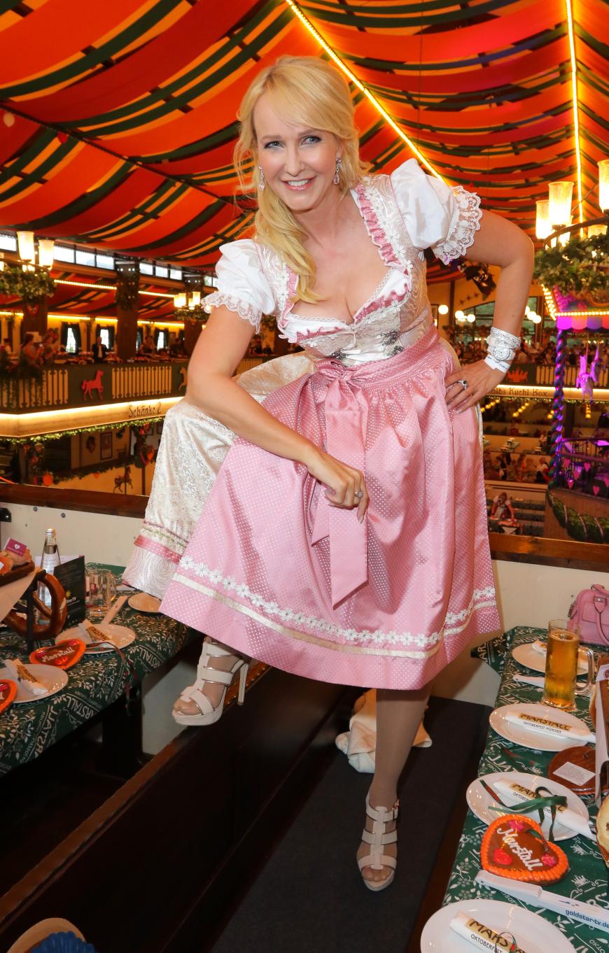 Kristina Bach setzte auf rosa Schürze und Rüschenbluse.