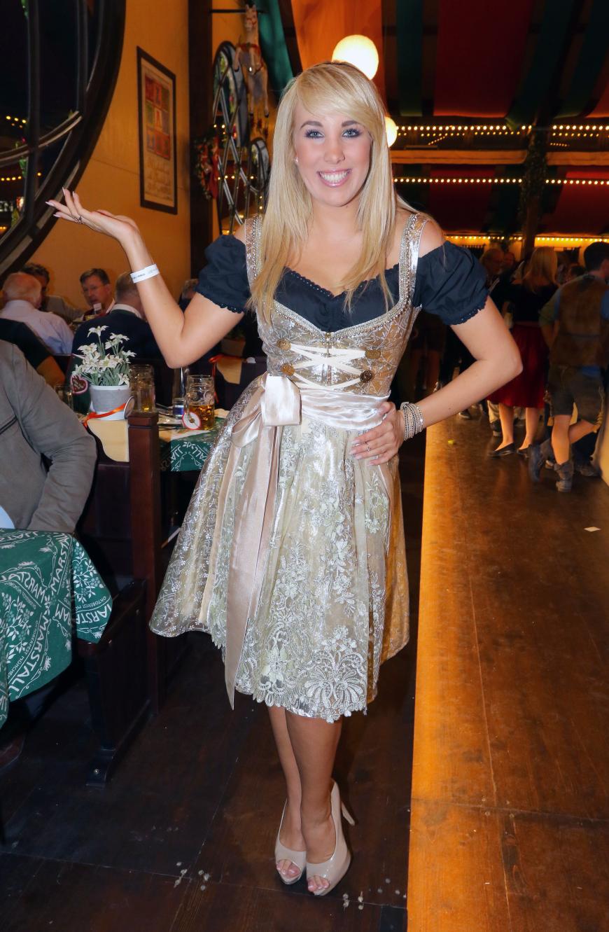 Annemarie Eilfeld wählte zum Empfang im Festzelt Marstall auf dem Oktoberfest zwar nicht das schlechteste Dirndl, die schwarze Bluse mit Carmen-Ausschnitt ist jedoch ein zu großer Bruch.