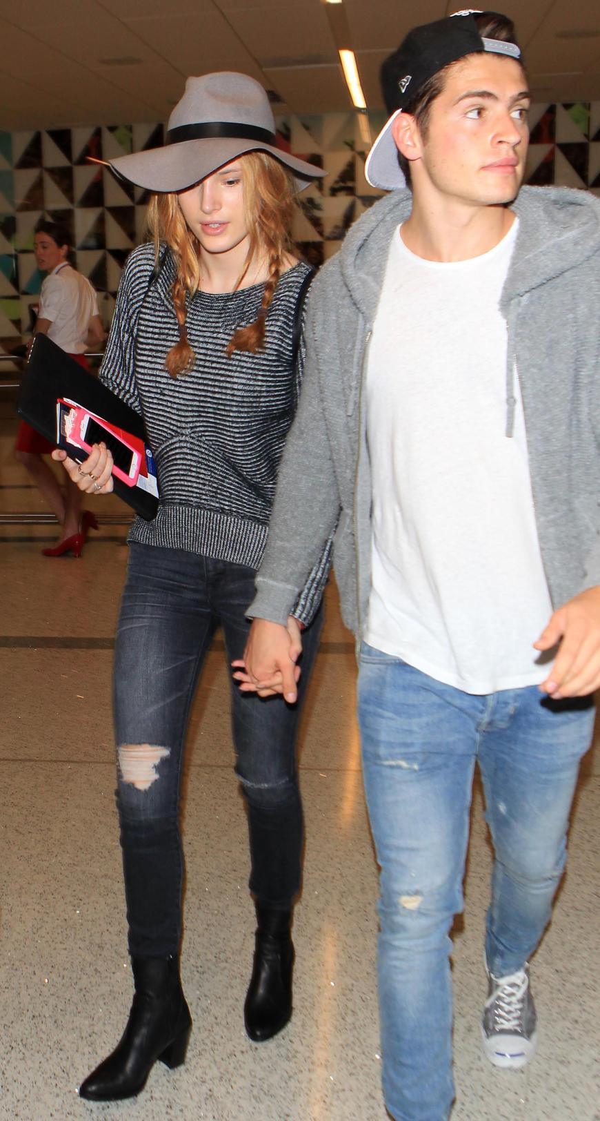 So stylisch ist Bella Throne am LAX unterwegs. Zum Streifenpulli kombiniert die schöne Schauspielerin eine casual Jeans und Booties. Der Hut verleiht ihr den speziellen Star-Look!