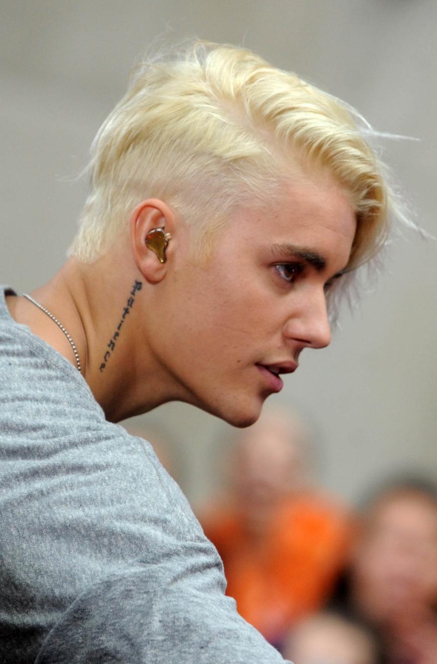 Justin Bieber zeigt seine neue Frisur samt platinblonder Haarfarbe. Der Sänger trägt jetzt einen angesagten Sidecut.