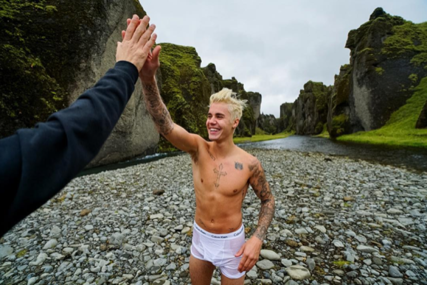 Justin Bieber tourt derzeit durch Europa und geht in Island baden.