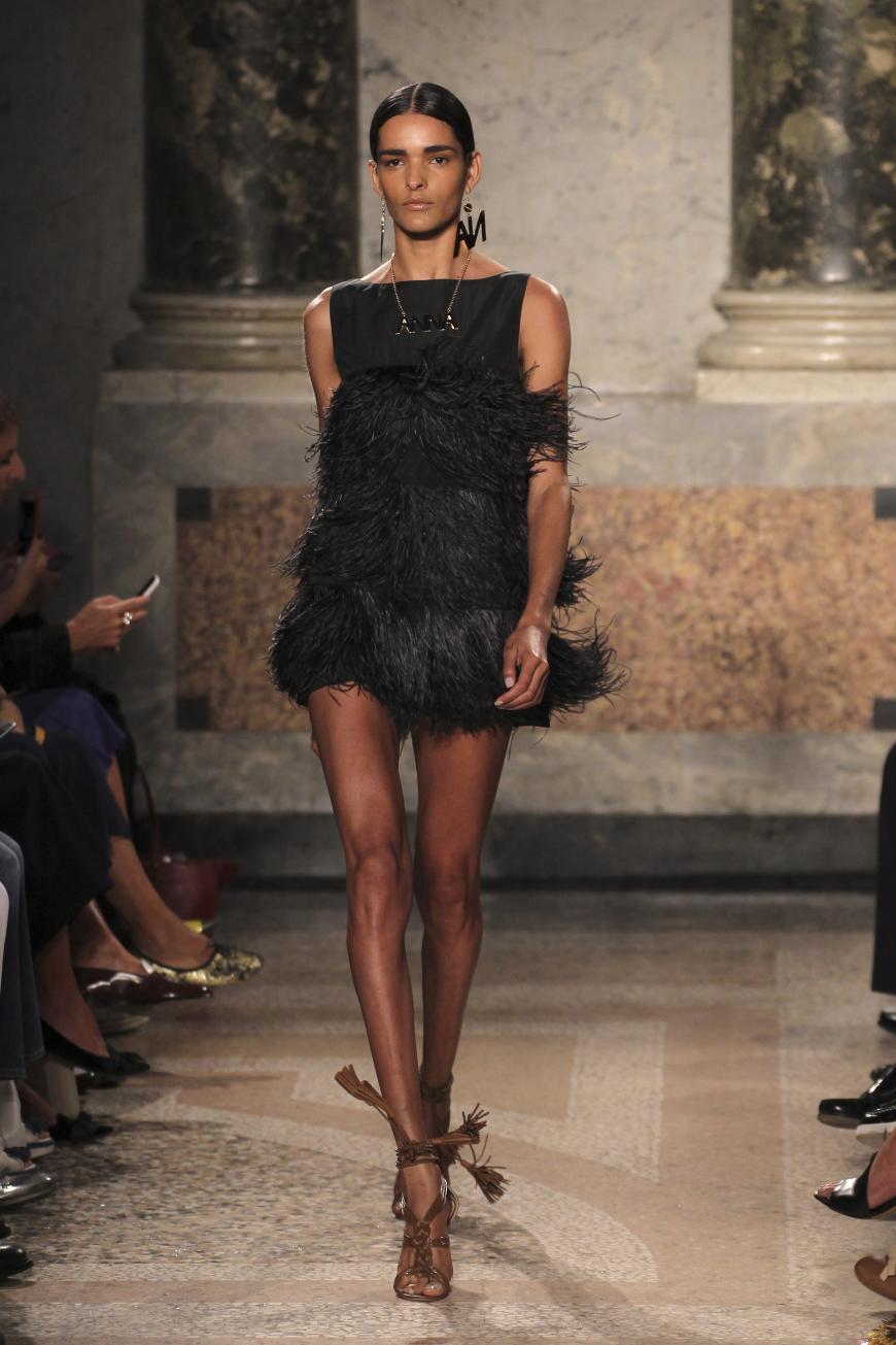 Wie Zahnstocher sehen die Beine dieses Models bei Blugirl auf der Mailand Fashion Week aus!