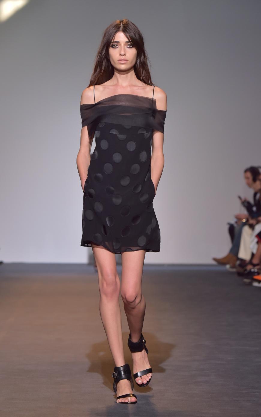 Da ist nun wirklich kein Gramm Fett mehr zu sehen: Model bei Costume National.
