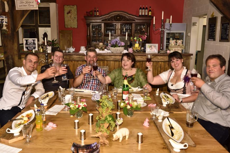 Prost! Uwe und Iris machen als Gastgeber den Anfang bei