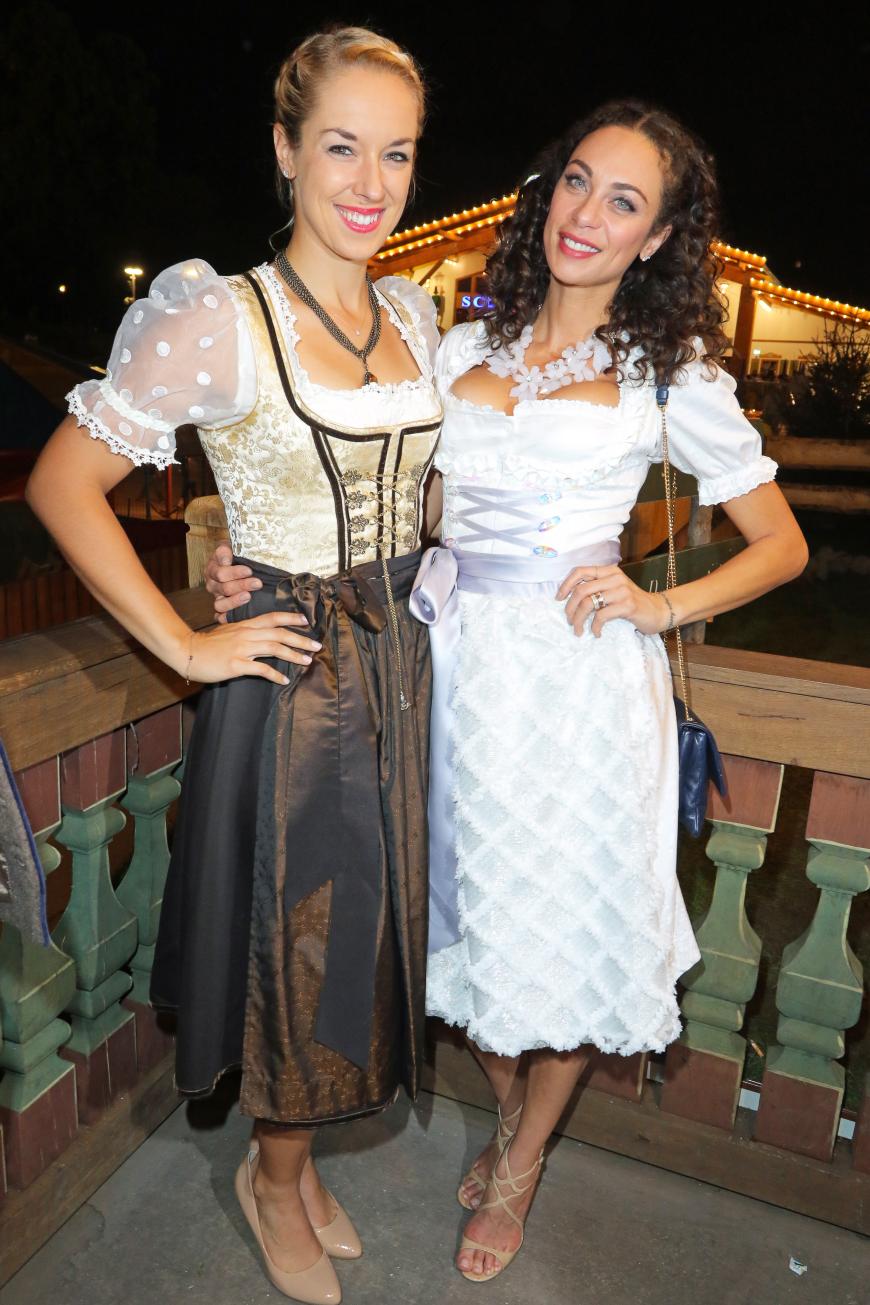 Sabine Lisicki im edlen Dirndl in creme mit brauner Schürze. Lilly Becker hingegen sah ein bisschen nach Hochzeit auf der Alm aus in ihrer Kreation von Claudia Effenberg.