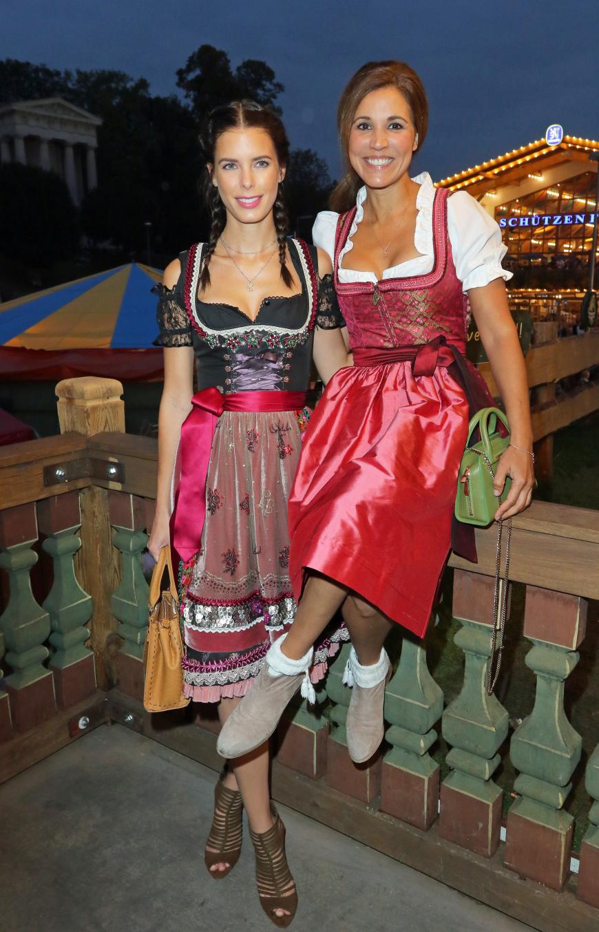 Fesche Madls: Julia Trainer und Karen Webb im Schützen-Festzelt in knielangen Trachten - wie es sich gehört.