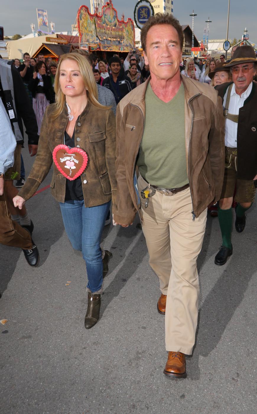 Hollywood lässt grüßen! Arnold Schwarzenegger stattet der Wiesn mit seiner Freundin Heather Milligan einen Besuch ab.